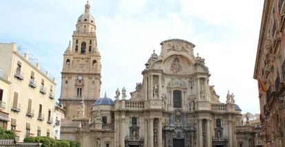 Plaza del Cardenal Belluga, con la imponente catedral.