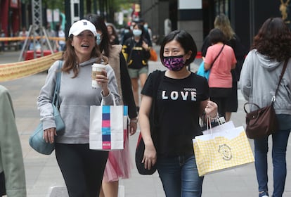 Mujeres de paseo en un barrio comercial en Taipéi.