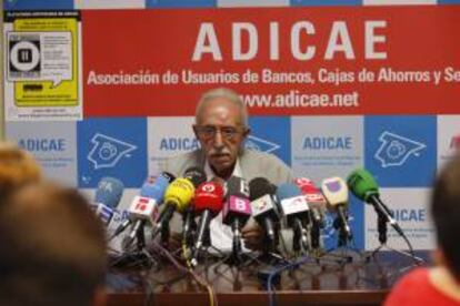 El presidente de la Asociación de Usuarios de Bancos, Cajas y Seguros (ADICAE), Manuel Pardos, durante una rueda de prensa. EFE/Archivo