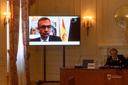 El gobernador del Banco de España, durante su intervención en el curso de la UIMP.
