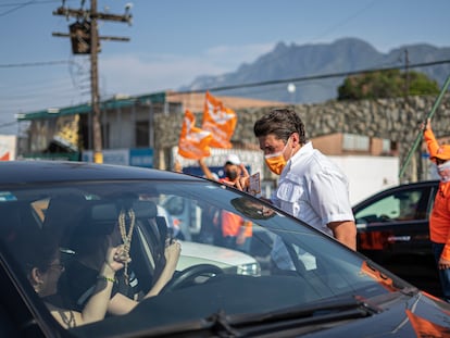 Samuel García, candidato al Gobierno de Nuevo León por Movimiento Ciudadano reparte propaganda política en Santa Catarina, este viernes.