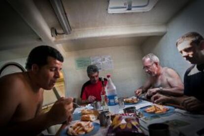 La tripulación come con el turista Jordi Mateu.