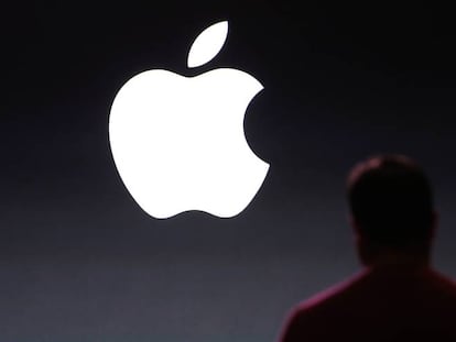 El logo característico de Apple durante una presentación de la compañía en en California. 