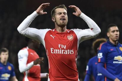 Aaron Ramsey se lamenta tras fallar una ocasión de gol ante el United.