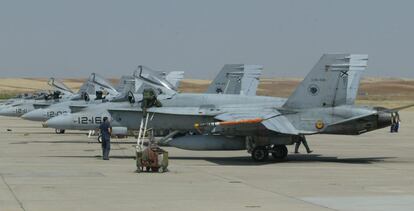 Cazabombarderos F-18 en la base aérea de Torrejón de Ardoz (Madrid).