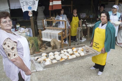 Mujeres rurales de Insua y Begonte recrean en la feria de Pacios las tareas artesanales de anta?o.