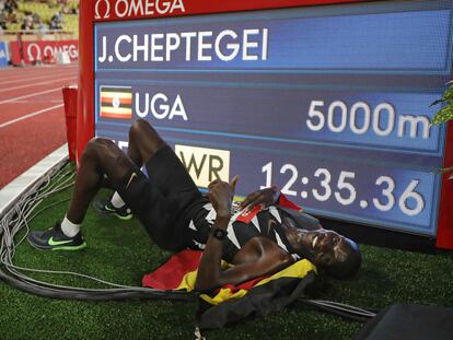 El atleta ugandés Joshua Cheptegei celebra este viernes en Mónaco haber logrado el récord del mundo en 5.000 metros.