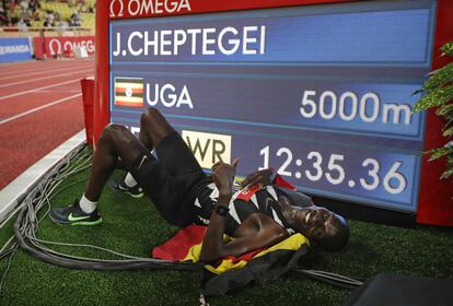 El atleta ugandés Joshua Cheptegei celebra este viernes en Mónaco haber logrado el récord del mundo en 5.000 metros.