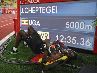 El atleta ugandés Joshua Cheptegei celebra este viernes en Mónaco haber logrado el récord del mundo en 5.000 metros.