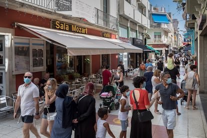 La sala Mozart en plena calle de la Iglesia de Calella, un bar de los de siempre y cine con programación regular hasta la llegada del virus.