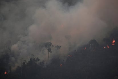 As chamas consomem parte da vegetação em uma área da floresta Amazônica próxima a Porto Velho. O presidente Bolsonaro acusou ONGs de estarem por trás dos incêndios, sem apresentar prova alguma.