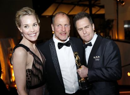 Leslie Bibb, Woody Harrelson y Sam Rockwell, este último con su Oscar.