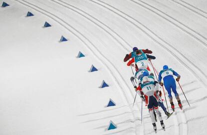 Atletas participam na corrida de esqui de fundo.