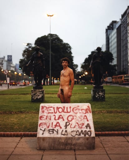 'Nude Adrift' es el título de esta fotografía tomada en Buenos Aires (Argentina), uno de los países donde ha trabajado Tunick. Confiesa que le gustaría poder organizar una foto de grupo en Asia porque nunca lo ha hecho, y avisa de que "hay posibilidad" de que trabaje este año en Valencia.