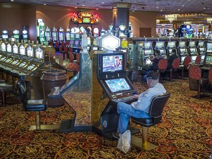 Un hombre juega a una tragaperras en el Hotel Casino Trump Taj Mahal de Atlantic City