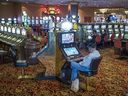 Un hombre juega a una tragaperras en el Hotel Casino Trump Taj Mahal de Atlantic City