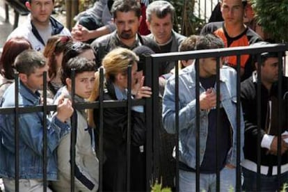 Inmigrantes rumanos hacen cola ante el consulado de su país en Madrid, en abril pasado.