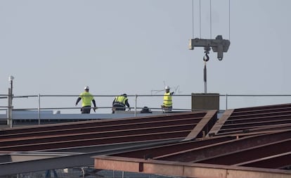 Varios trabajadores de una construcción en Sevilla. 