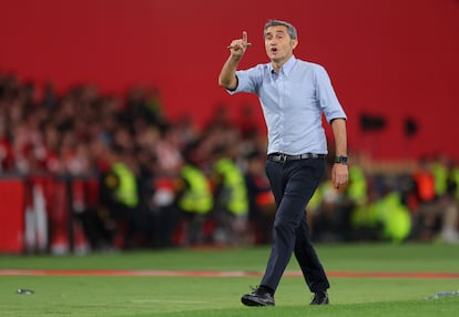 Ernesto Valverde en la banda durante el partido.