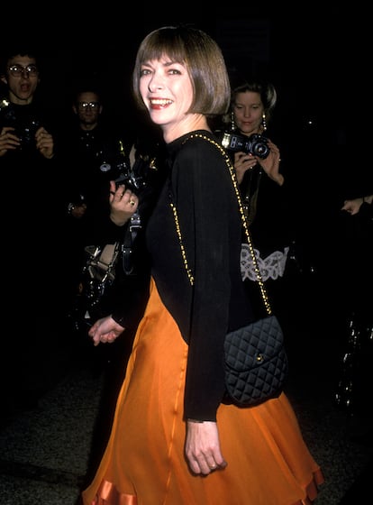 Si bien Anna Wintour nunca ha llevado otro peinado que su característico y reconocible 'bob', con los años ha ido variando ligeramente su color. En la imagen, en el año 1988, con el mismo peinado que lleva en 2025 pero con un tono de pelo más oscuro.