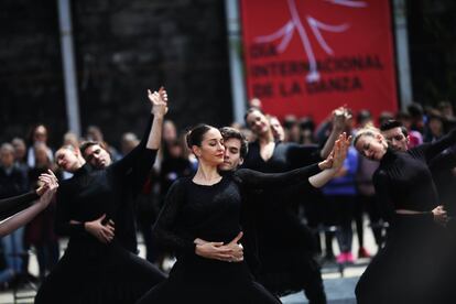 La agrupación se ha adelantado al Día Internacional de la danza con un ensayo en la calle de 'Alento'.