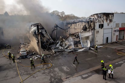 Un espectacular incendio destruye una  empresa de aislamientos situada en el polígono Ugaldetxo de Oiartzun.