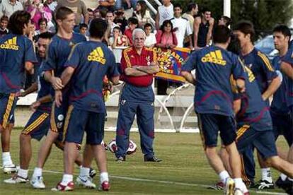 Luis Aragonés, durante el entrenamiento de ayer de la selección en La Manga del Mar Menor.