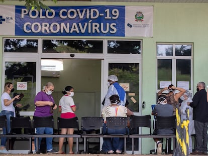Pessoas com sintomas de covid-19 aguardam atendimento em um hospital de Ribeirão Preto. A cidade ampliou as medidas restritivas nesta semana.