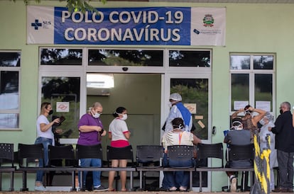 Pessoas com sintomas de covid-19 aguardam atendimento em um hospital de Ribeirão Preto. A cidade ampliou as medidas restritivas nesta semana.