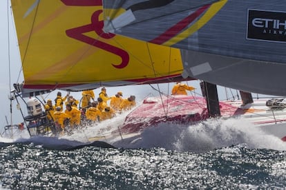 El Abu Dhabi, durante la regata 'in-port' de Ciudad del Cabo.