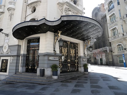 Entrada del Hotel Palace, cerrada en la tercera semana de marzo por la declaración del estado de alarma.