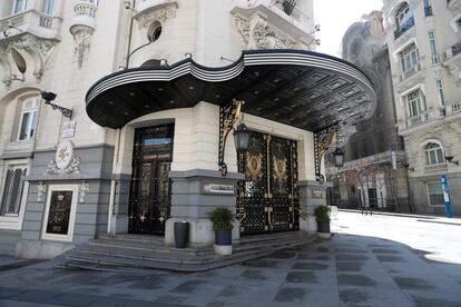 Entrada del Hotel Palace, cerrada en la tercera semana de marzo por la declaración del estado de alarma.