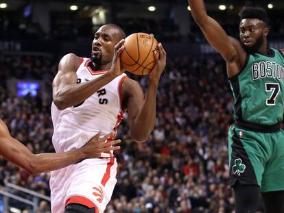 Ibaka, entre Horford y Brown.