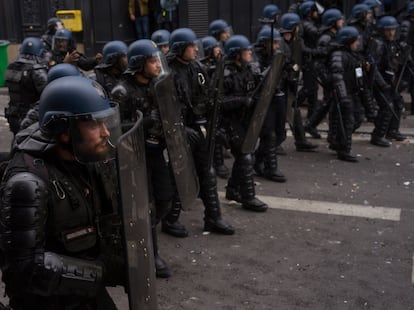 Decenas de Gendarmes se preparan para una carga contra los manifestantes el jueves en París.