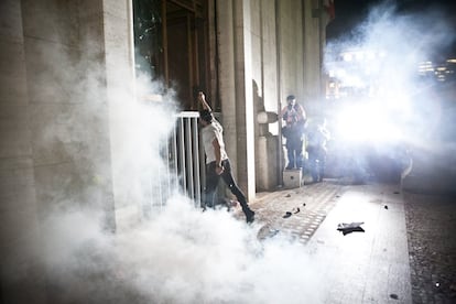 A violência policial nos protestos gerou uma contraofensiva de um grupo de manifestantes que passaram a atacar edifícios públicos e saquear lojas e estabelecimentos comerciais. No dia 18 de junho, jovens atiraram pedras e quebraram vidros do prédio da prefeitura de São Paulo no centro da cidade.