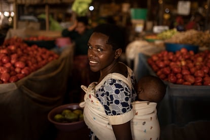 En Ruanda, más de la mitad de las niñas y niños sufren algún tipo de violencia durante la infancia, mayoritariamente de parte de personas que conocen. En la imagen, una joven madre ruandesa con su hijo en el mercado de Kimironko, uno de los más grandes de Kigali, fotografiada en junio de 2023