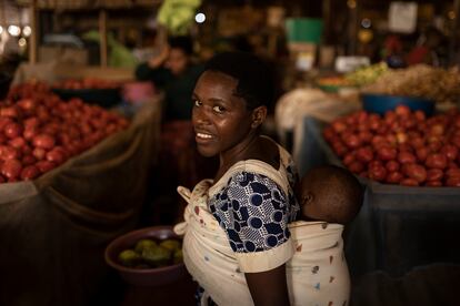 En Ruanda, más de la mitad de las niñas y niños sufren algún tipo de violencia durante la infancia, mayoritariamente de parte de personas que conocen. En la imagen, una joven madre ruandesa con su hijo en el mercado de Kimironko, uno de los más grandes de Kigali, fotografiada en junio de 2023