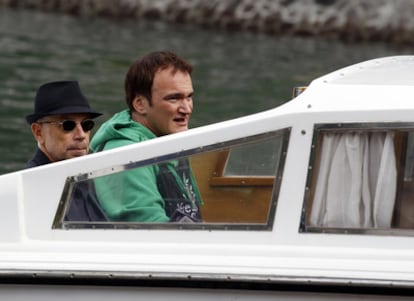 Quentín Tarantino, presidente del jurado del 67 festival de cine de Venecia, llega a la sede, acompañado del director italiano Gabriele Salvatores, en un 'taxi acuático'.