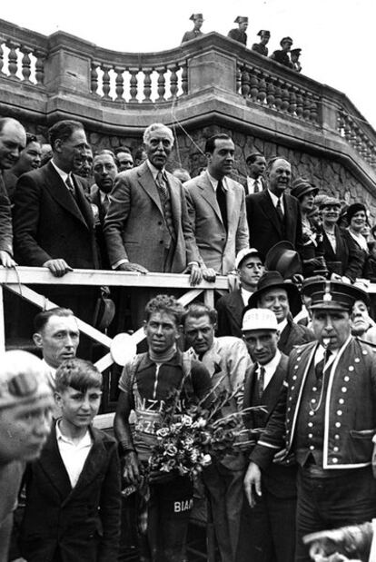 Lluís Companys y Francesc Macià en el palco de Montjuïc con el ciclista Gustaaf Deloor.