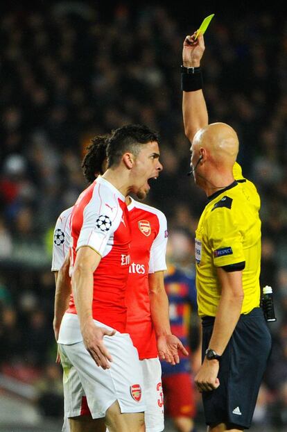 Un jugador del Arsenal increpa al arbitro.