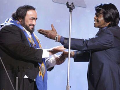 El tenor italiano Luciano Pavarotti y James Brown. PLANO MEDIO - ESCENA