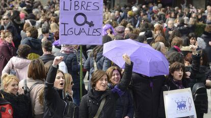 Concentración durante el Día Internacional de la Mujer, este jueves en Vitoria.