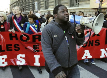 Manifestación en París contra la ley que contempla pruebas de ADN a los inmigrantes, en octubre de 2007.