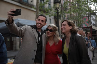 La vicepresidenta segunda del Gobierno, Yolanda Díaz, y la alcaldesa de Barcelona, Ada Colau, este domingo en la inauguración de la fiesta de Sant Jordi, en Barcelona.