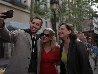 La vicepresidenta segunda del Gobierno, Yolanda Díaz, y la alcaldesa de Barcelona, Ada Colau, este domingo en la inauguración de la fiesta de Sant Jordi, en Barcelona.