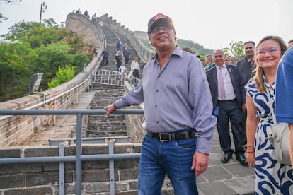 Gustavo Petro recorre la Gran Muralla China en Beijing, el 12 de mayo de 2025.
