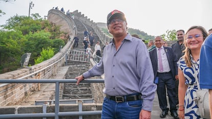 Gustavo Petro recorre la Gran Muralla China en Beijing, el 12 de mayo de 2025.