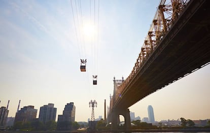 El teleférico de Roosevelt Island junto al puente de Queensboro.