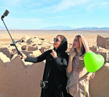 Dos mujeres se hacen una foto en Pers&eacute;polis.