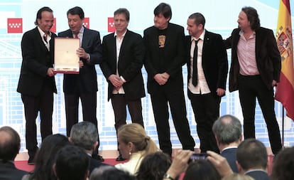 El presidente madrileño, Ignacio González entrega la condecoración del Dos de Mayo a los integrantes del grupo madrileño Los Secretos.